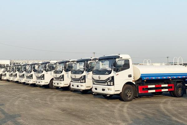 xe-phun-nuoc-rua-duong-dongfeng-5-khoi